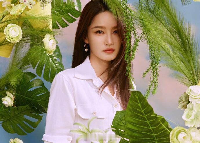 纯白连衣裙气质清纯、笑容明媚——李沁。每日明星美图分享李小冉一公才知道自己唱歌难