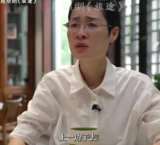 13岁被姑姑收留，牛奶只能喝表哥剩下的，剥蒜慢了就要被吼。如今，刘晓艳是网红英