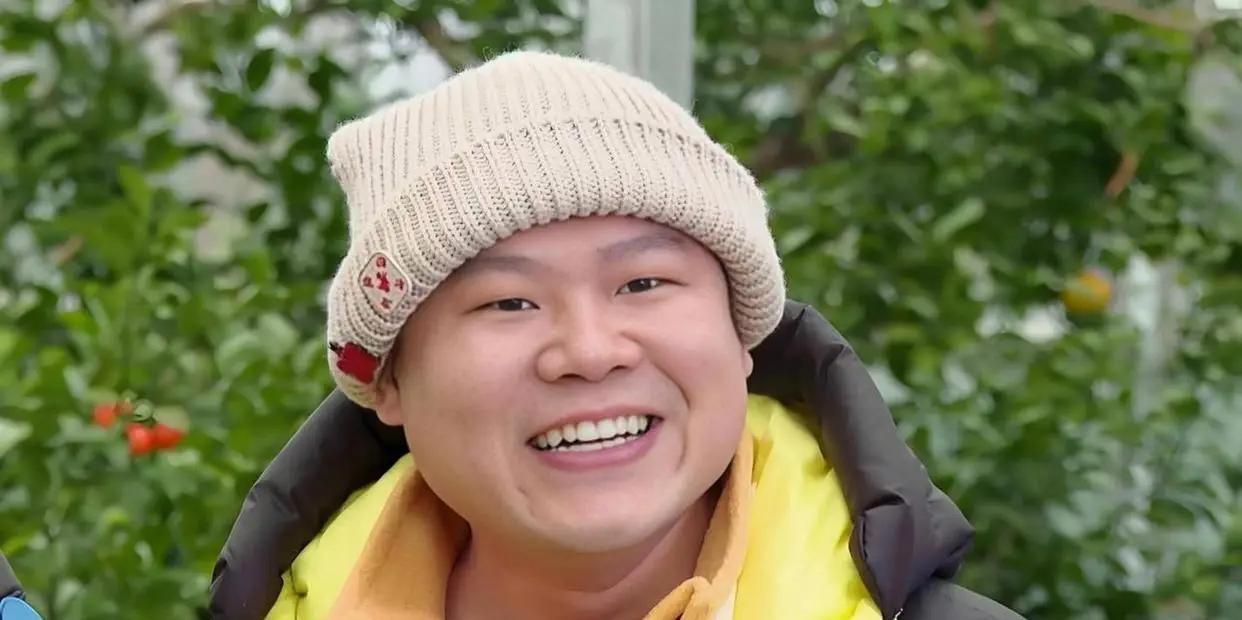 一次主持人问岳云鹏：“对中国男足有什么看法？”岳云鹏回答：“我很想加入中国男足，