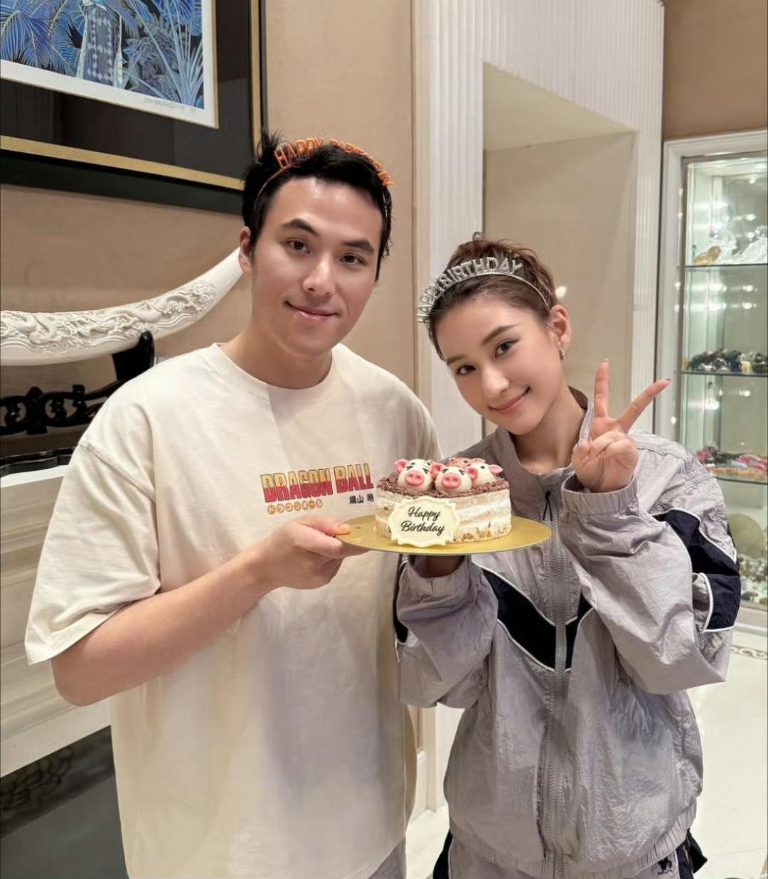 赌王三太陈婉珍真的很会生，三个孩子都遗传了赌王的高颜值，而且何超莲和弟弟何猷君还
