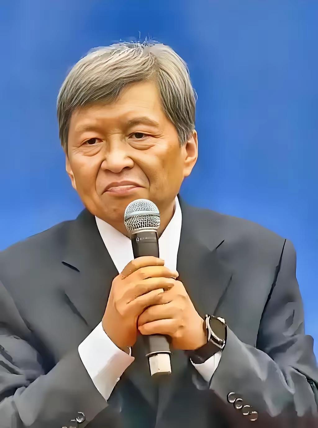 一位爸爸告诉孩子为什么要读书：“一瓶水，在家里不值一毛！一瓶水，在小卖部值一块！