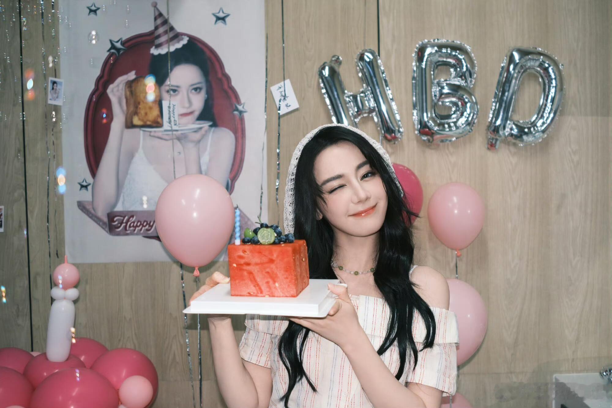 迪丽热巴34岁生日大片迪丽热巴34岁生日大片上线，蕾丝网帽搭配波点短裙，元气拉满