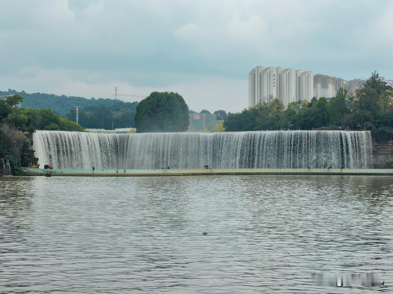 秋眺亚洲最大的人工瀑布！今天霜降。从远处看看这个位于昆明瀑布公园的亚洲最大人