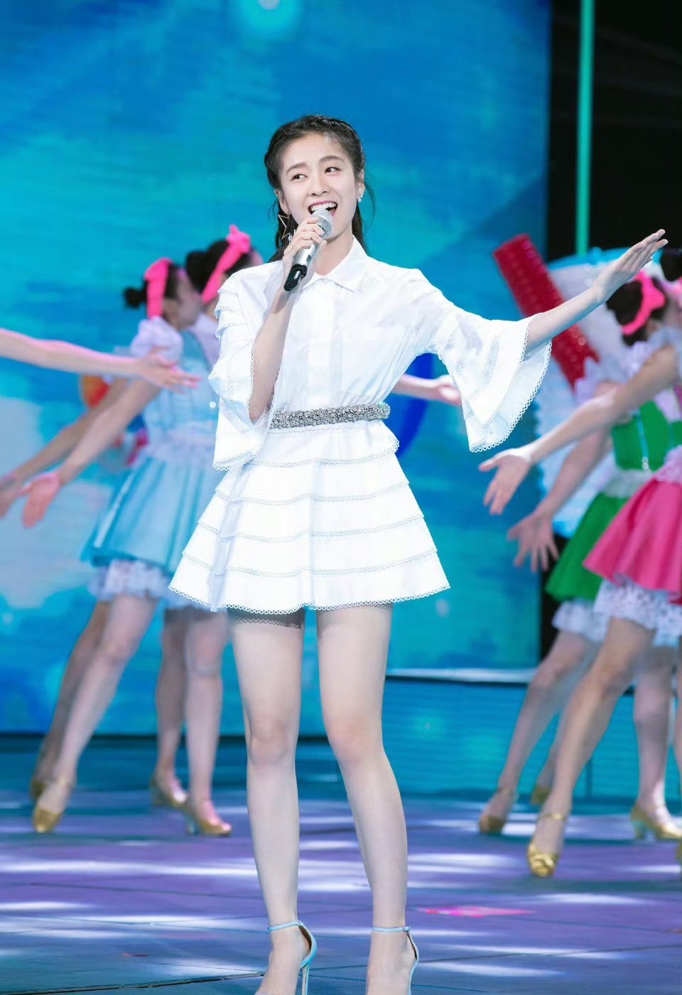 张雪迎修长美腿太美了张雪迎明星同款​​​