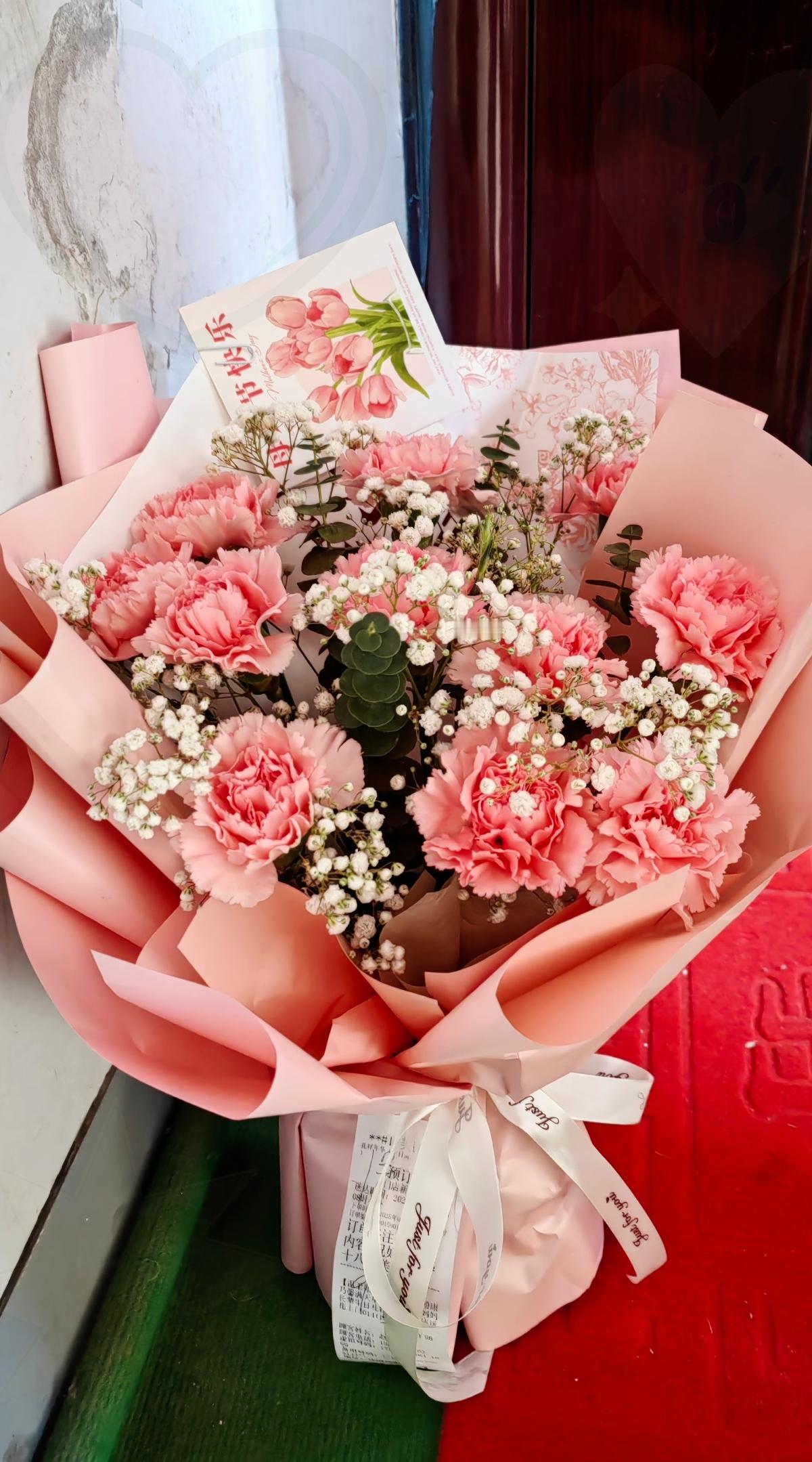 父母们一定要记住：孩子请你吃大餐、买新衣服甚至金链子，哪怕心里觉得贵到肉疼，也别