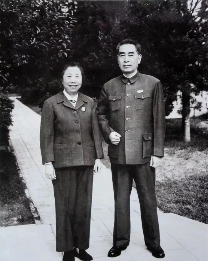 1997年，中国银行查账时，发现周总理名下有一笔三十年前的巨额存款，经多方查证，