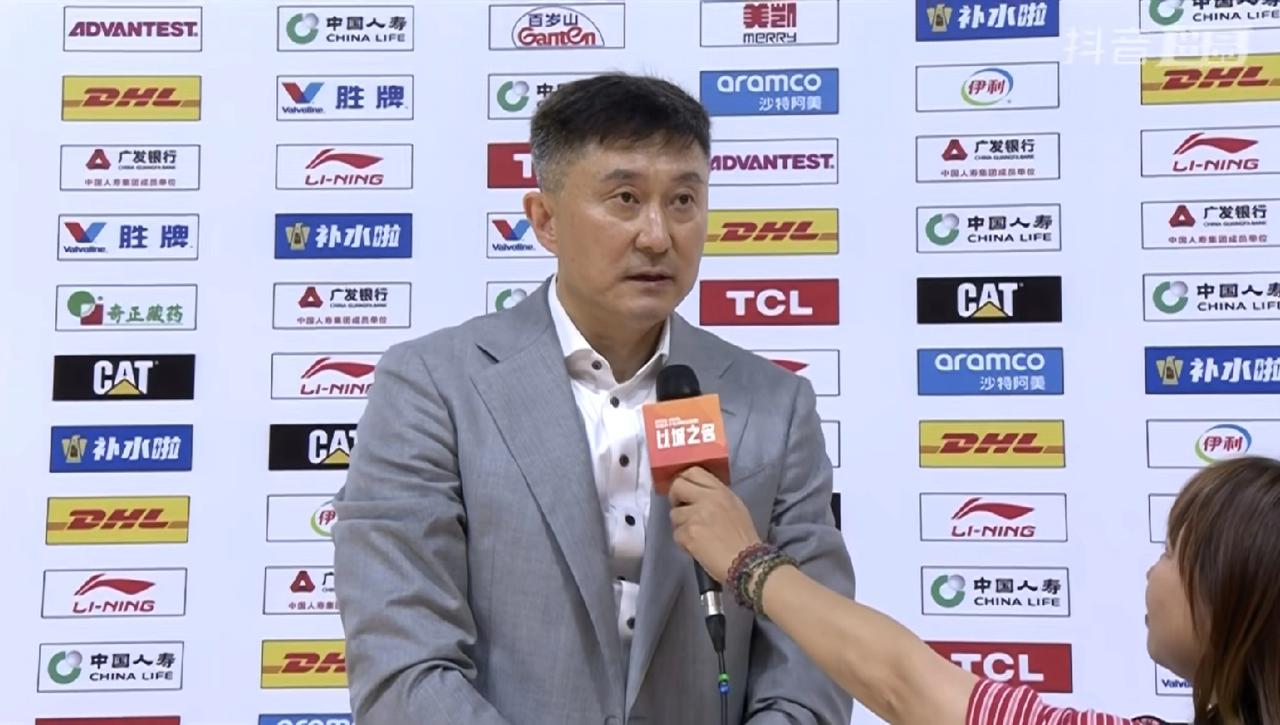 杜锋不喜欢传统大个中锋的代价，就是被周琦打爆了。所以下个赛季不引进高大个外援，广