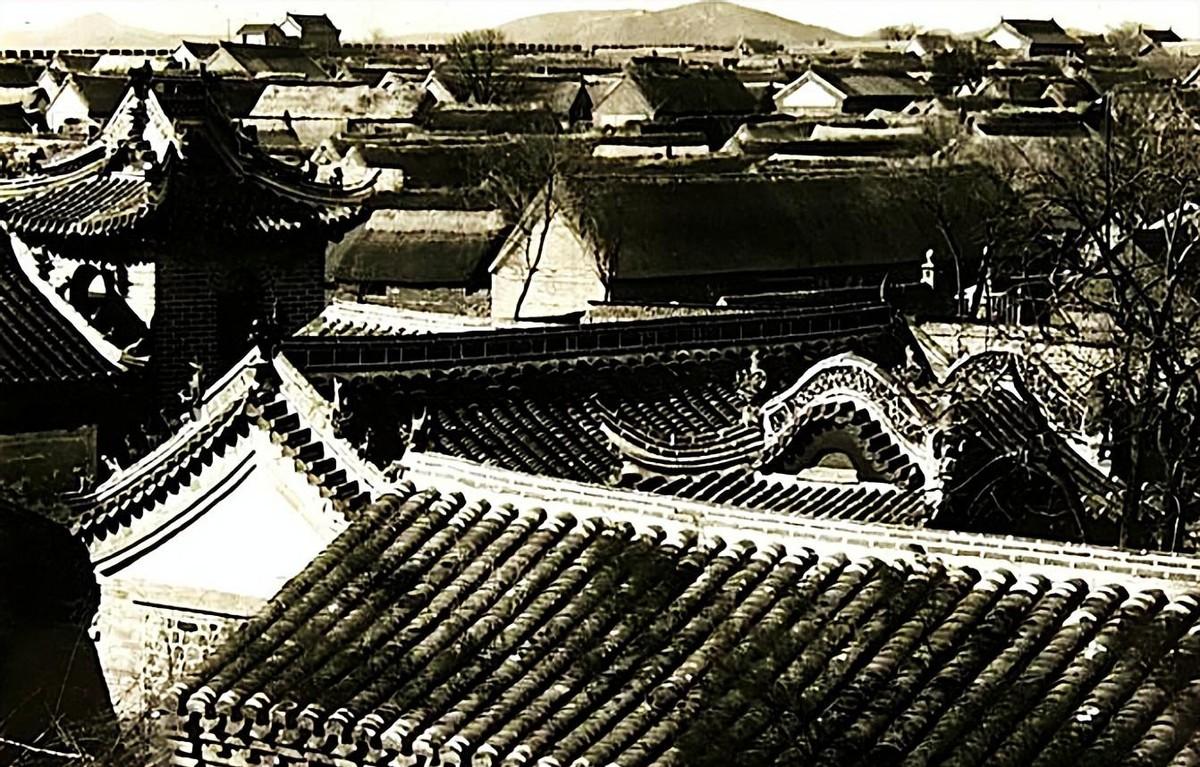 1943年，一位战士回到家乡，深夜突遇日军发动屠村惨案，经历了生死攸关的一夜，这