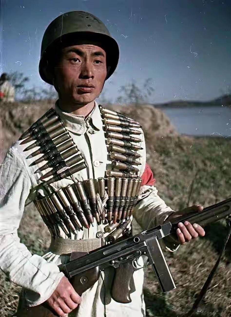看看当年军人的精神气质，虽然穿的衣服非常的质朴，武器装备也不是很先进，但是看起来