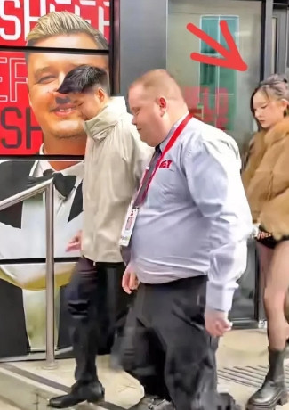 比赛结束，赵心童带女朋友，从后门离开。女朋友的打扮亮了，短裤，黑丝，皮靴，还穿着