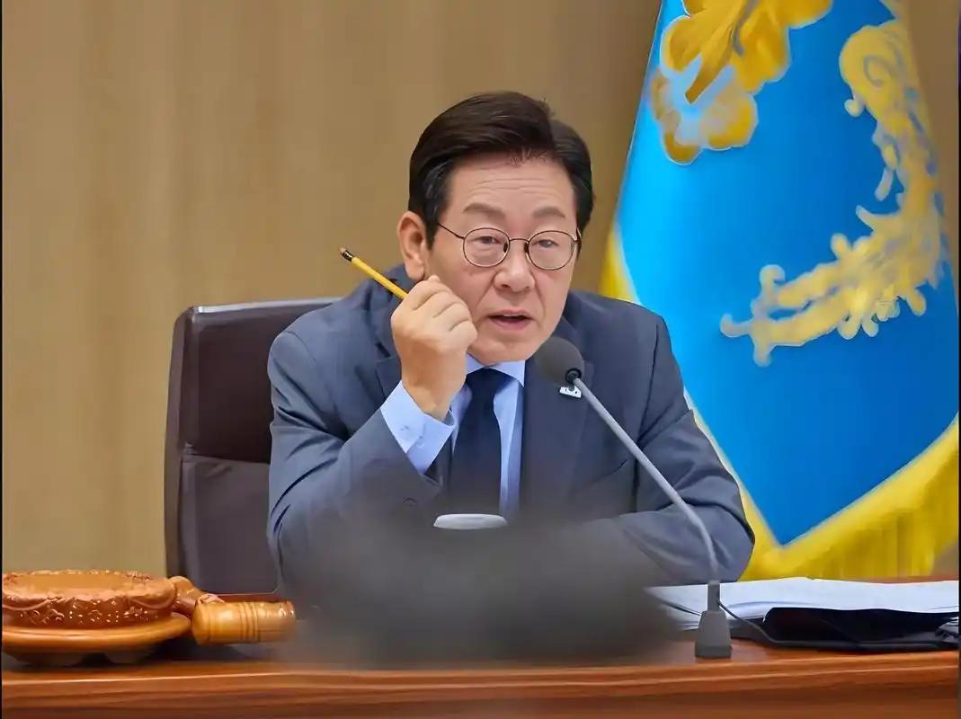 首尔青瓦台，李在明一周年记者会刚散场，话没说完，整个东北亚的外交空气就变了，不是