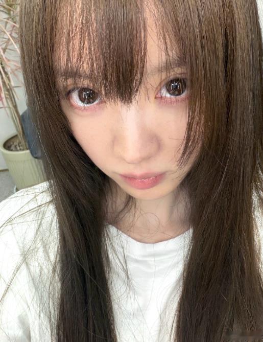 田曦薇染新发色田曦薇宣布更换新发色：“嘿嘿嘿一颗新头”。此次染发以栗子棕色为主