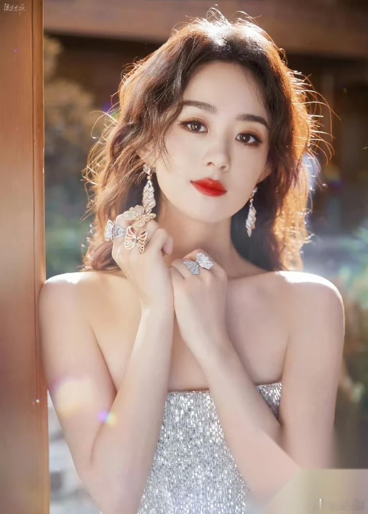 赵丽颖当年那个劈叉辟谣，多少人骂她嘴硬。后来婚结了，孩子生了，又传婆家看不起她出