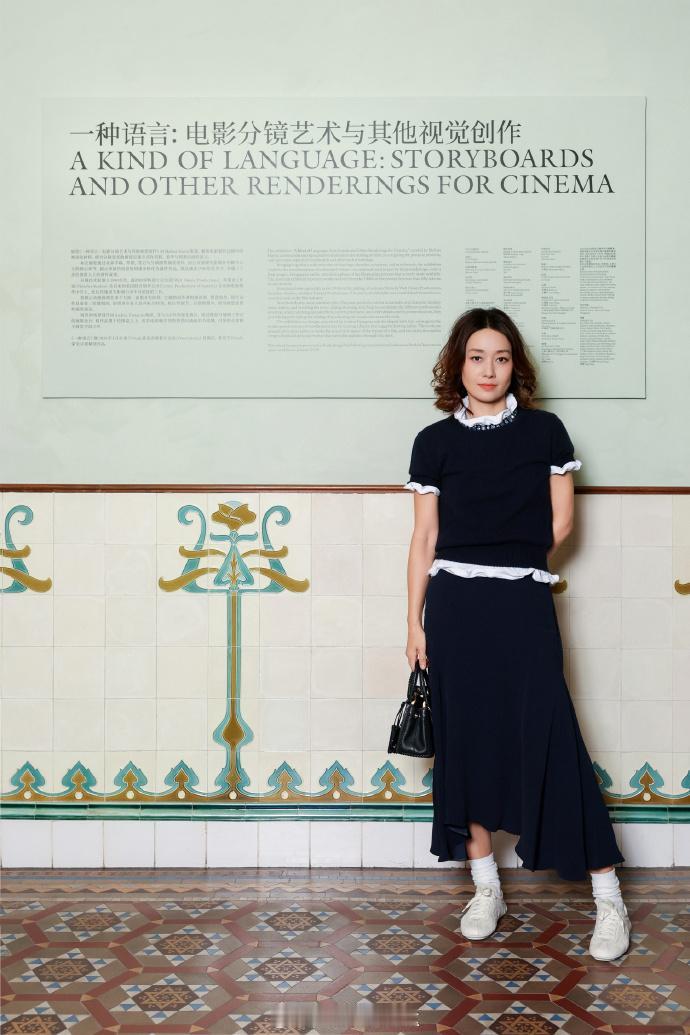 近日马伊琍在出席时尚活动的时候穿了一身黑色的衣服，看起来年轻又迷人。马伊琍里