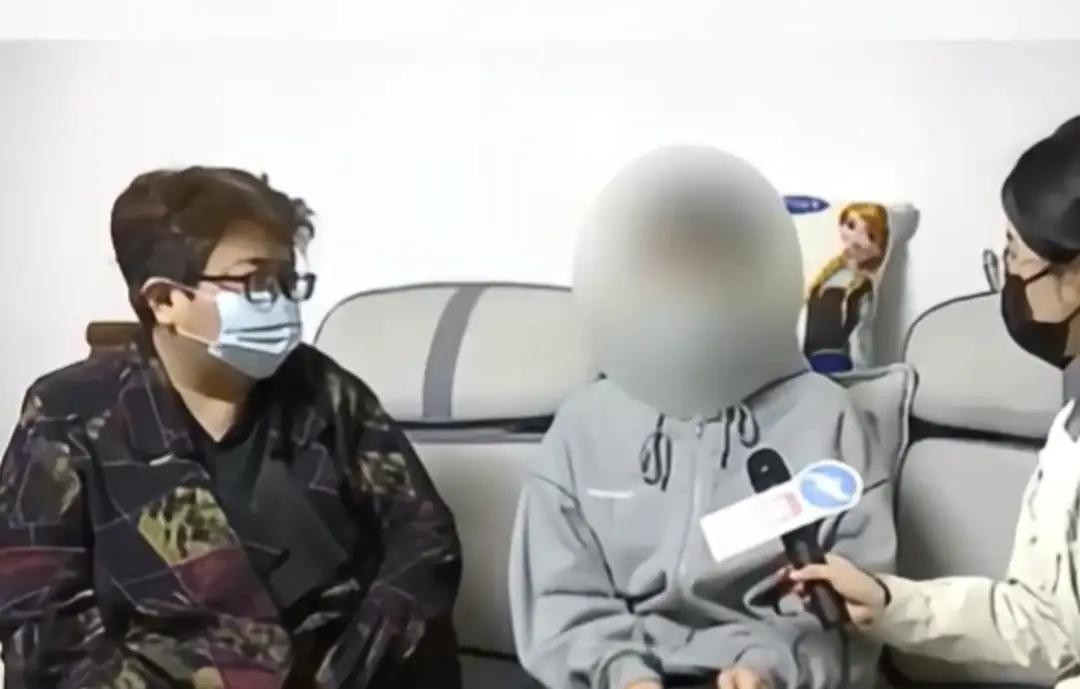 女儿从4层楼上跳下父亲只看一眼就去上班，知道真相后网友呆住。这个故事引发了许多