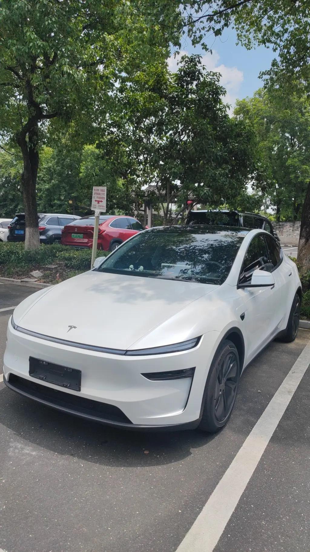 说到中控设计，2025款特斯拉ModelY的表现绝对是“极简主义”与“未来科技