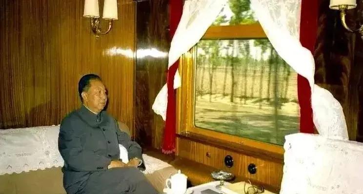 1978年5月4日黎明，鸭绿江大桥的铁轨上哐当驶过一列绿皮车。华国锋趴在结着水汽
