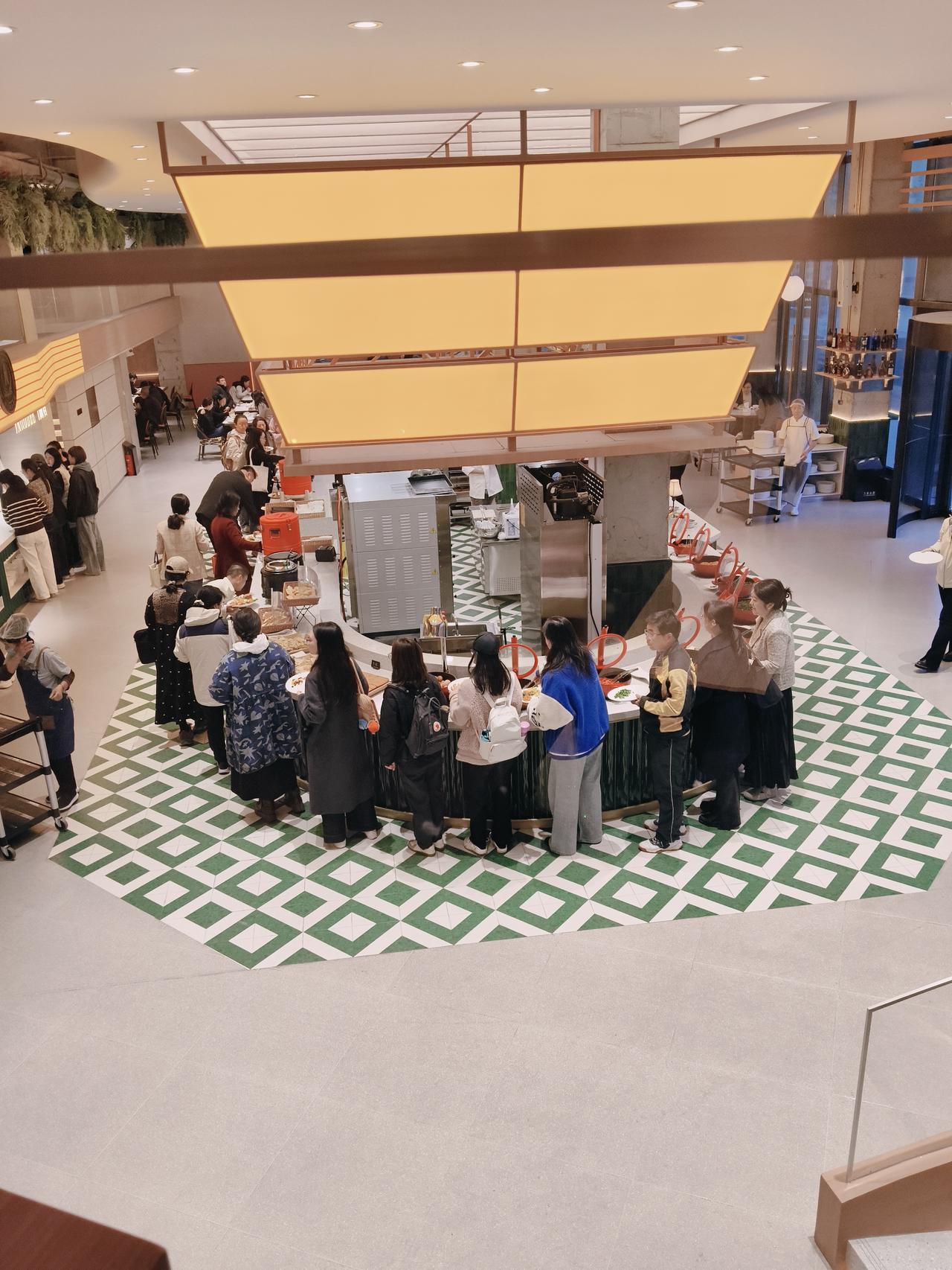 少女的修为不分场合现代女孩在个人享受、个人打扮方面不惜工本，什么美容美甲名包好