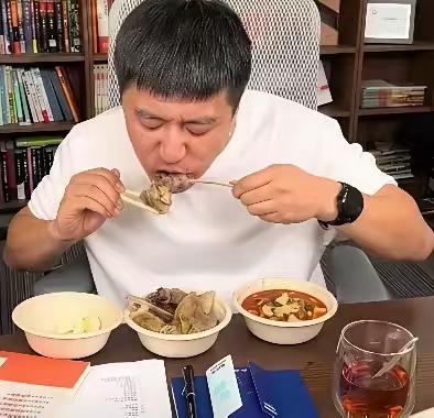 几个亿身价的人，吃普通老百姓吃的工作餐，细节可以看出张雪峰的高度。他点外卖的钱就
