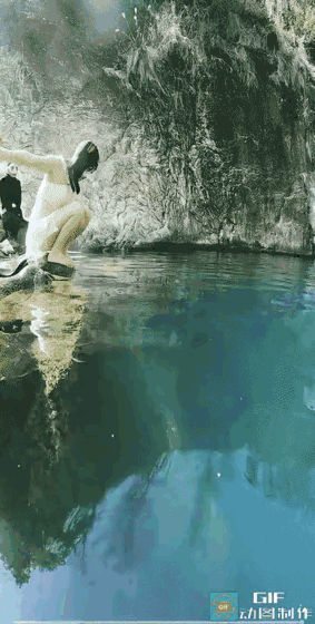 不得不说，小姐姐是会潜水的，而且是很厉害的那一种。