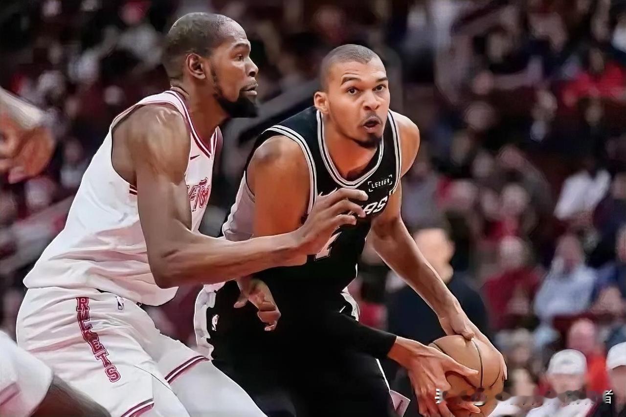 马刺111-99大胜火箭，看看本场比赛的数据和正负值，谁是球队赢球的头号功臣！