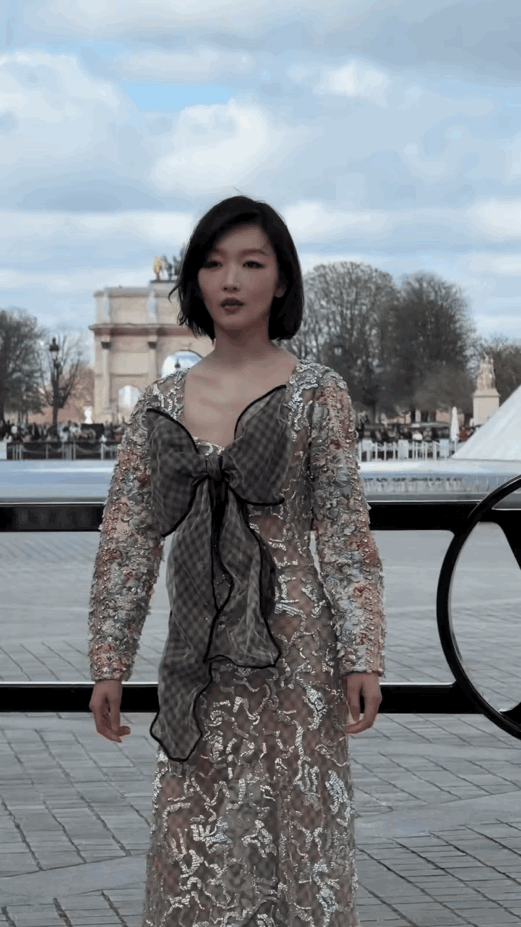 周冬雨每次出席活动都会给人意外惊喜！这气势恢弘的样子，着实把我吓一跳，明明看