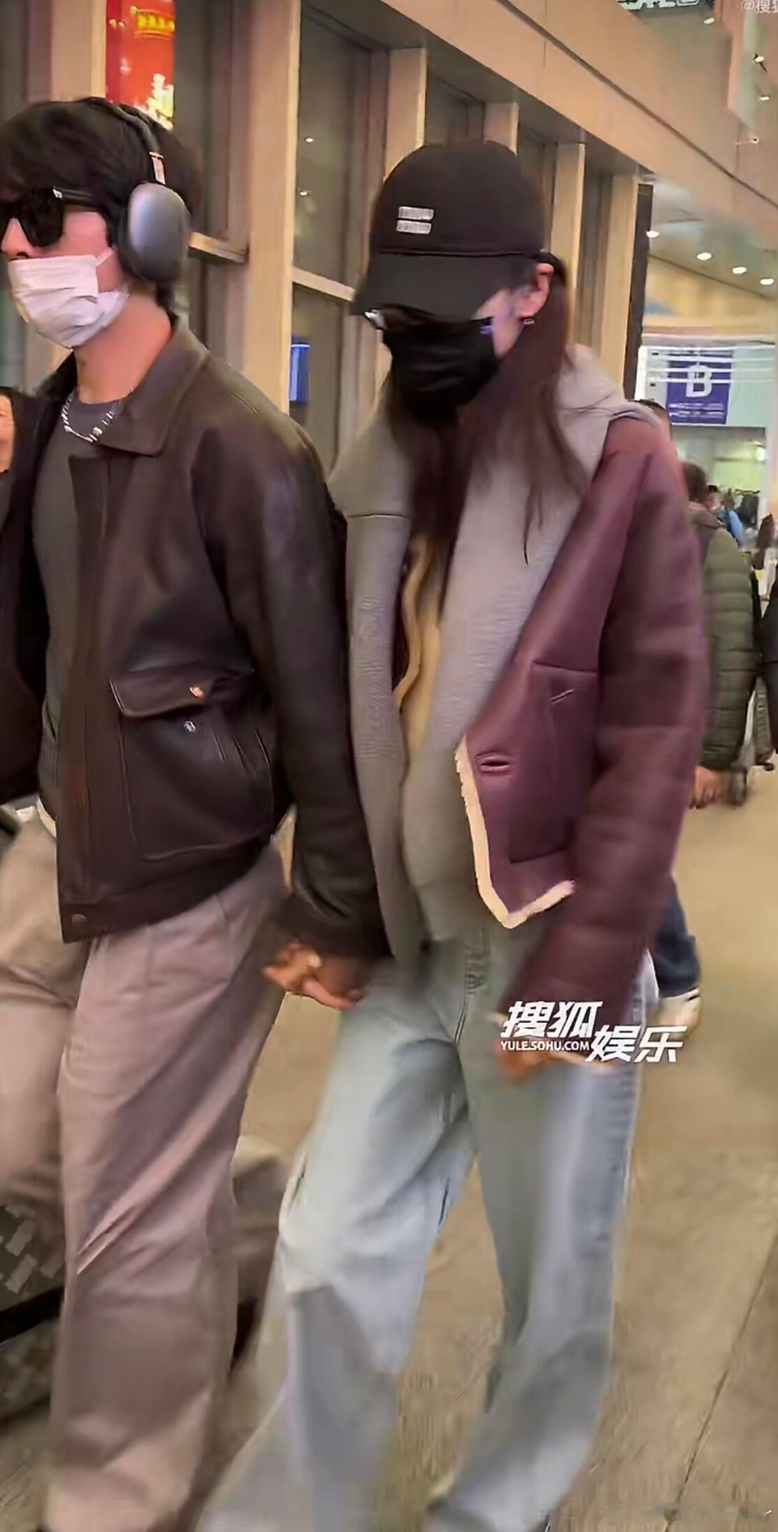 井柏然刘雯机场十指紧扣情侣穿搭范本📖刘雯井柏然回京的机场穿搭手牵手走路带风同色