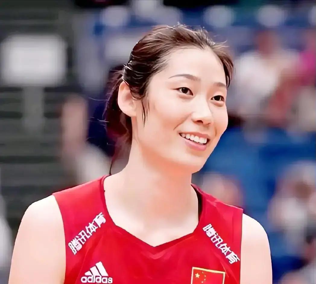 好多人盼着朱婷洛杉矶奥运会后接中国女排的教鞭。她在国外打了七年联赛，见过的