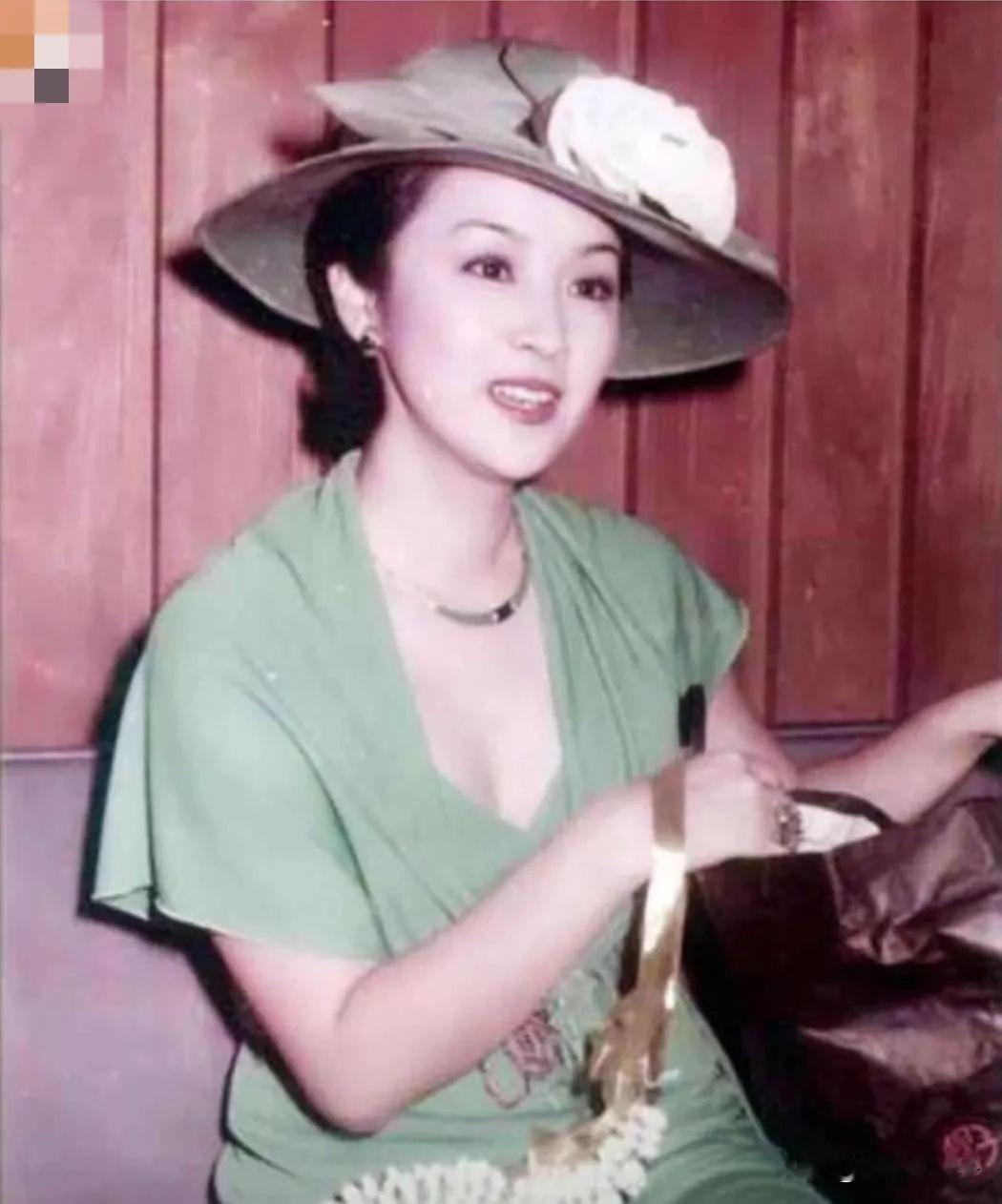 甄珍已经够漂亮了，可和林青霞合影的她姿色还是在林青霞之下，颜值巅峰期的林青霞绝美
