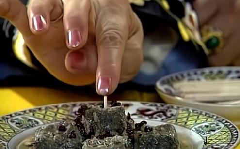 一天，慈禧太后没胃口，吃啥啥不香，吓坏了御膳房。有个胆大的御厨，买了几块臭豆腐端