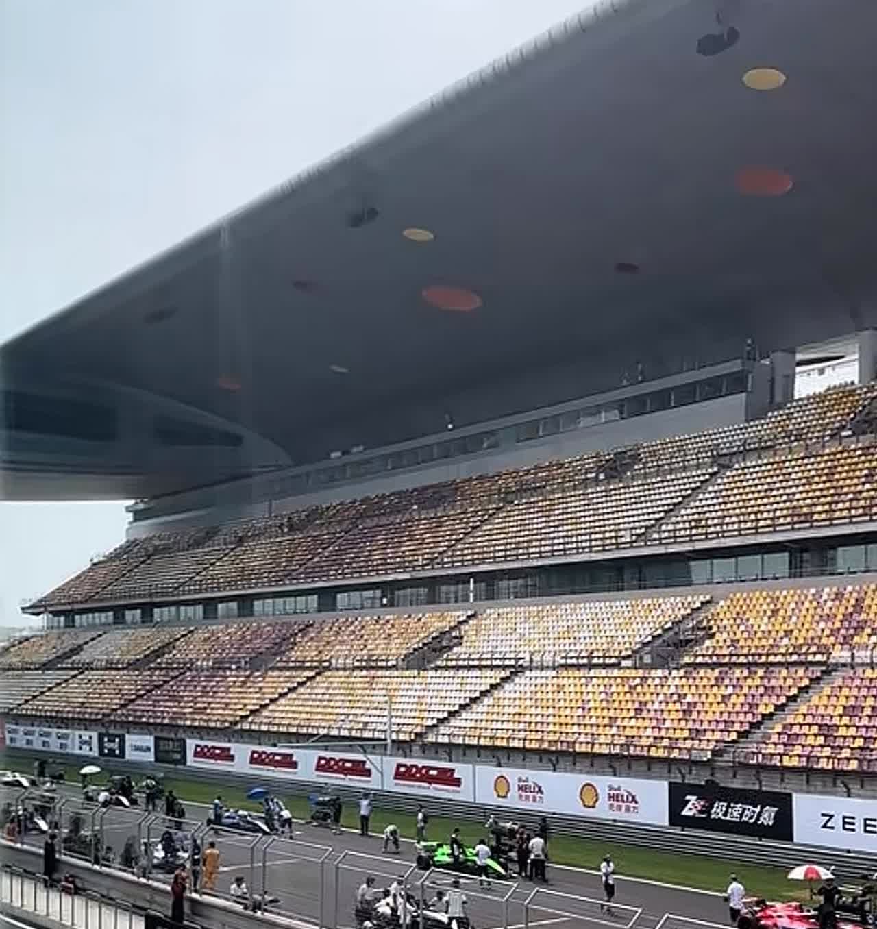 没有王一博的赛车观众台空无一人，原来我压根就不喜欢看滑板看街舞看赛车，我只是喜欢