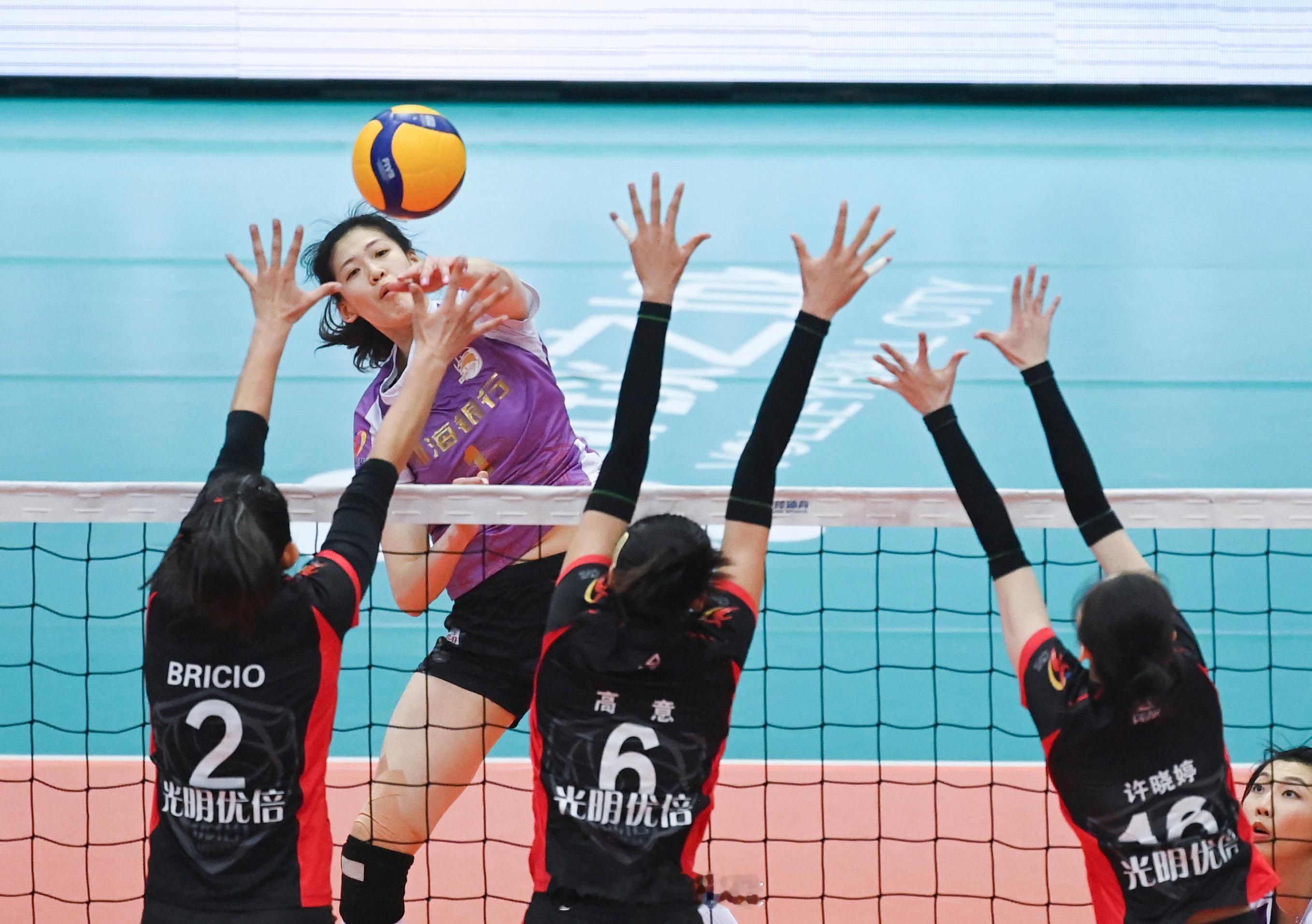 【新华社：李盈莹加盟米兰女排首次征战海外联赛】李盈莹加盟意大利米兰女排俱乐部