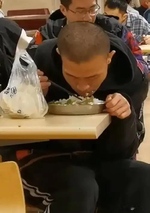 韦东奕天天吃素，吃得牙都快掉光了！网友纷纷推测韦东奕掉牙就是因为不吃肉！但是，你