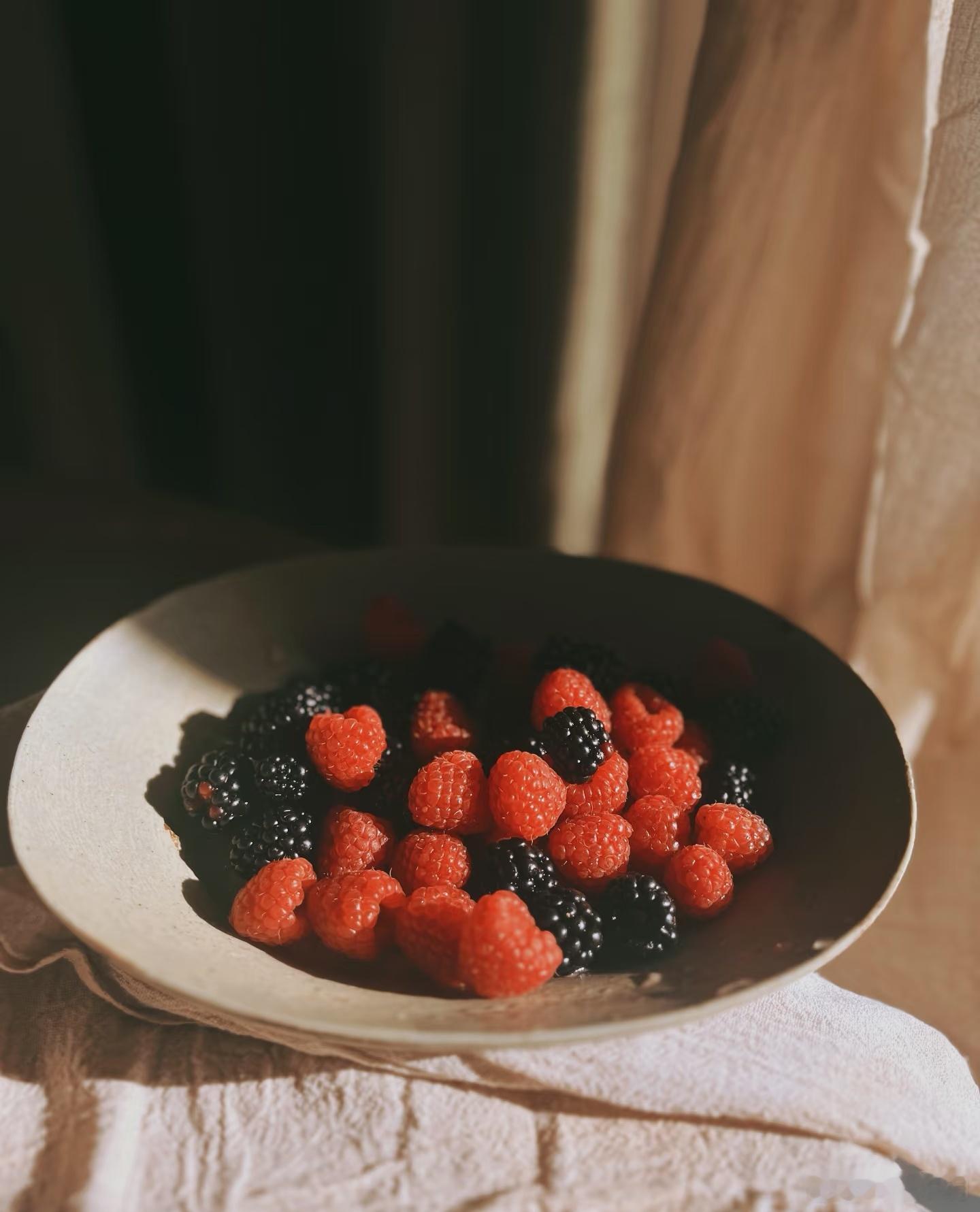 生活就像掌勺炒菜，酸甜苦辣都得往里放。甜是奖励，酸是清醒，辣是痛快，苦是修行。少