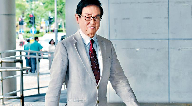 首个为黄百鸣发声的艺人。另外，他还透露其办公室内摆“螃蟹”摆件，不曾想这次灾难