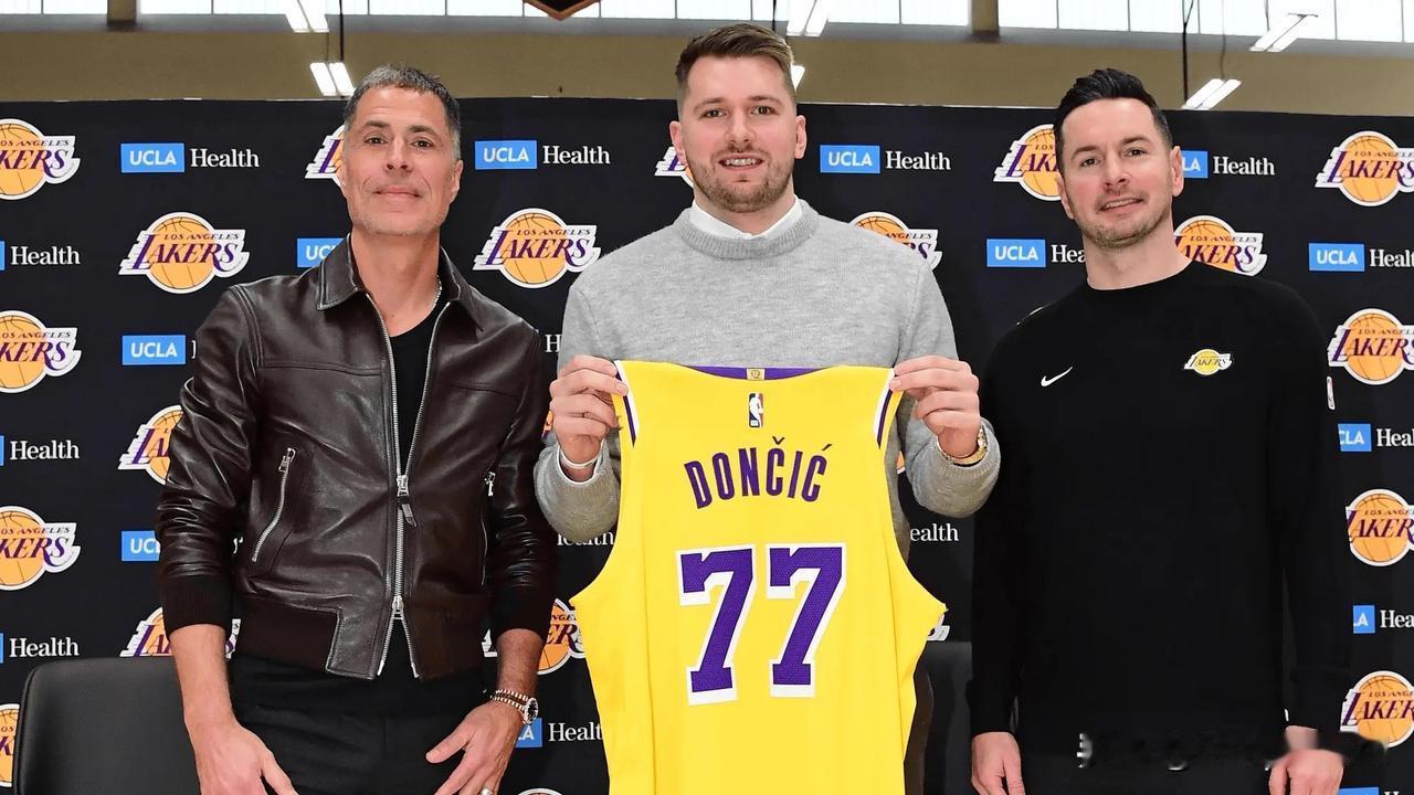 根据ShamsCharania的报道：独行侠老板杜蒙将在今日球队会议上解雇哈里