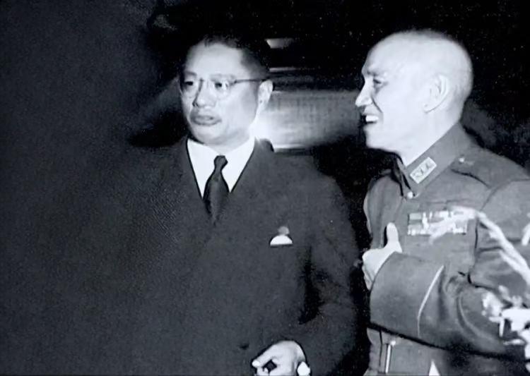 1933年，因缺军费，蒋介石暴怒，起身扇了宋子文一耳光，当场把宋的眼睛打飞。宋拿