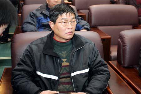生活中杨祖武是典型北京老爷子做派：拒绝一切饭局应酬，"有事说事别整喝酒那套，我回