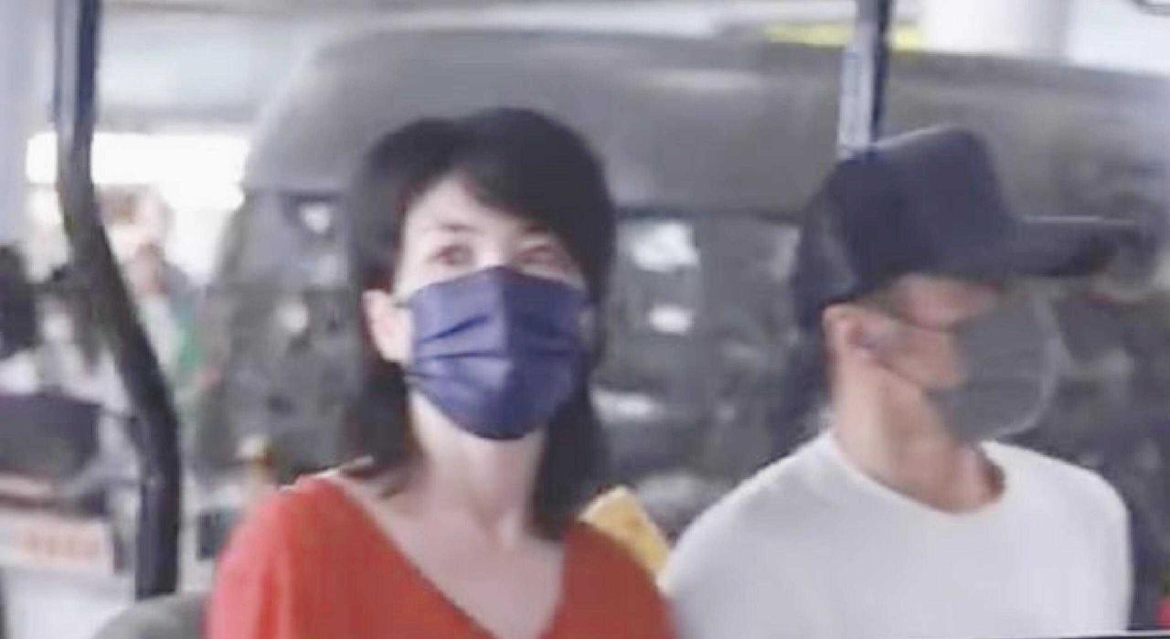亲密互动！谢霆锋轻抚王菲腿部，两人状态超甜