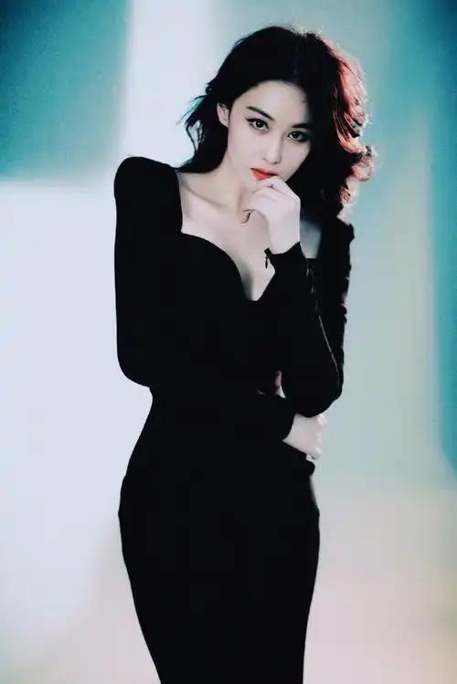 近日，张馨予在社交平台分享了一组照片，画面中她手捧着一大束娇艳欲滴的鲜花，脸上洋