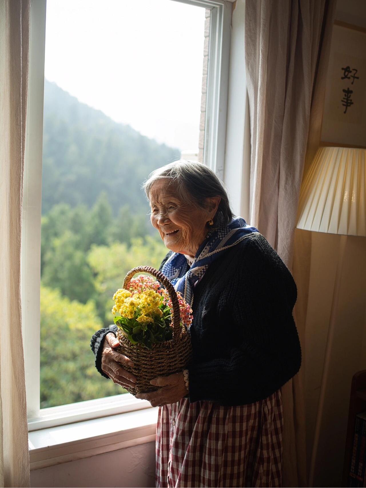 我是一名独立摄影师，住在苏州，27岁，未婚，却从不觉孤单，因为家里有个94岁的室