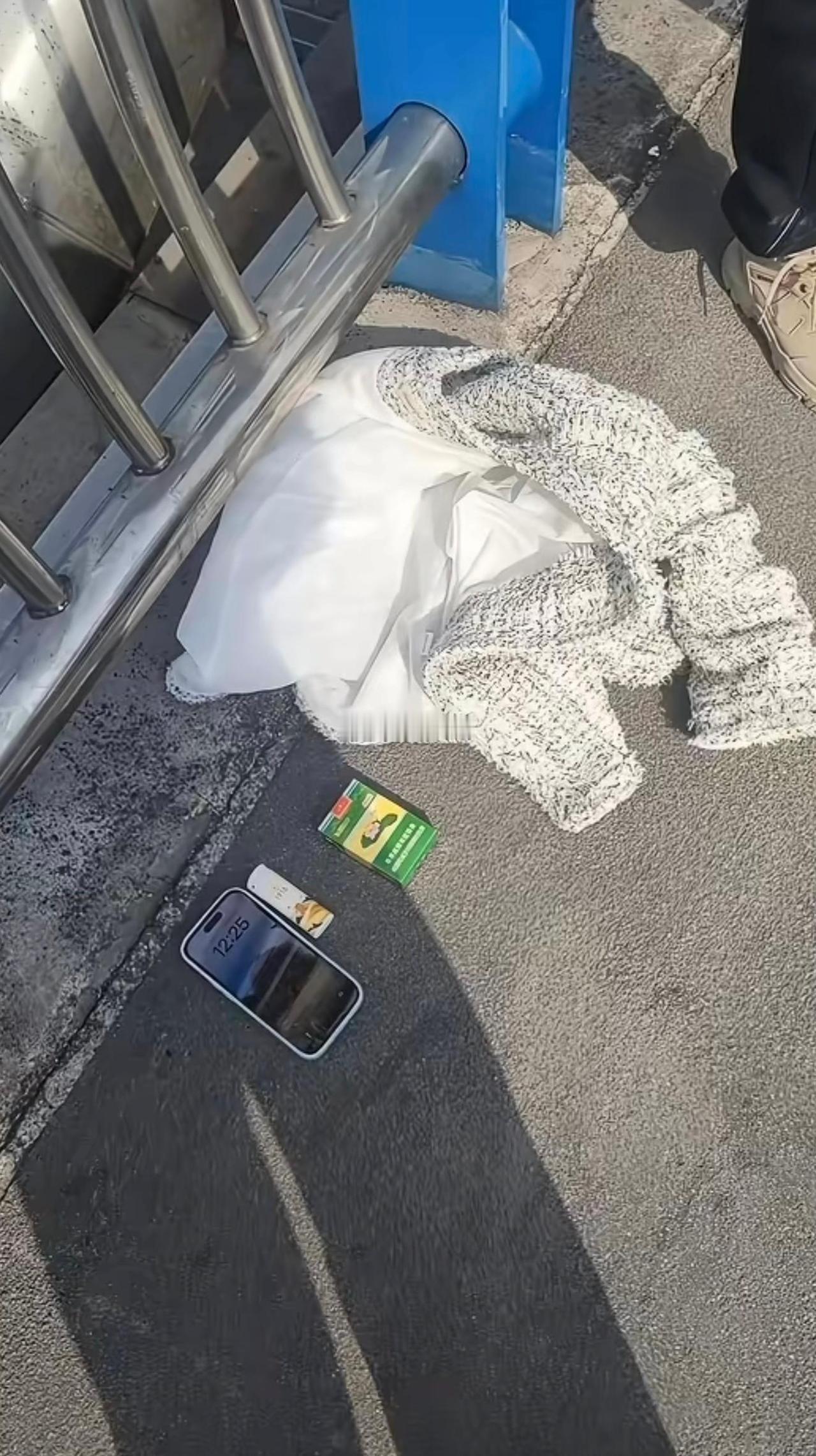 新版杜十娘27日中午在四川宜宾一座长江大桥上发生了一起跳桥事件。事件的主角