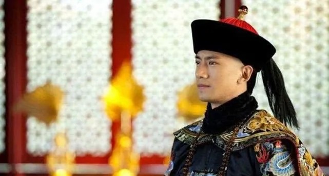 1788年，乾隆盛世末期。北京城外一座西峰寺里，惊现一位“活菩萨”。她不剃度，也