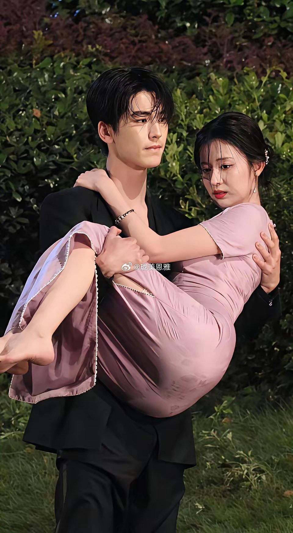 别说男人了就王楚然这身材我这个女的都喜欢王楚然最大的优势就是身材好的要命