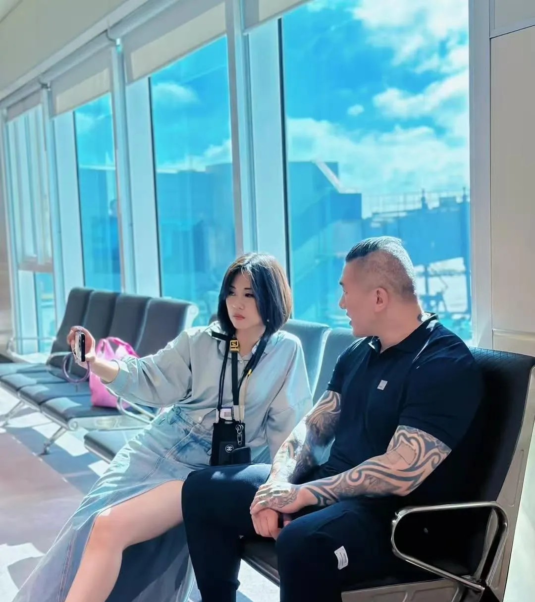 中天女记者，在中天工作了10年了，这次她陪馆长到大陆旅游也红了，她人很亲和，又很