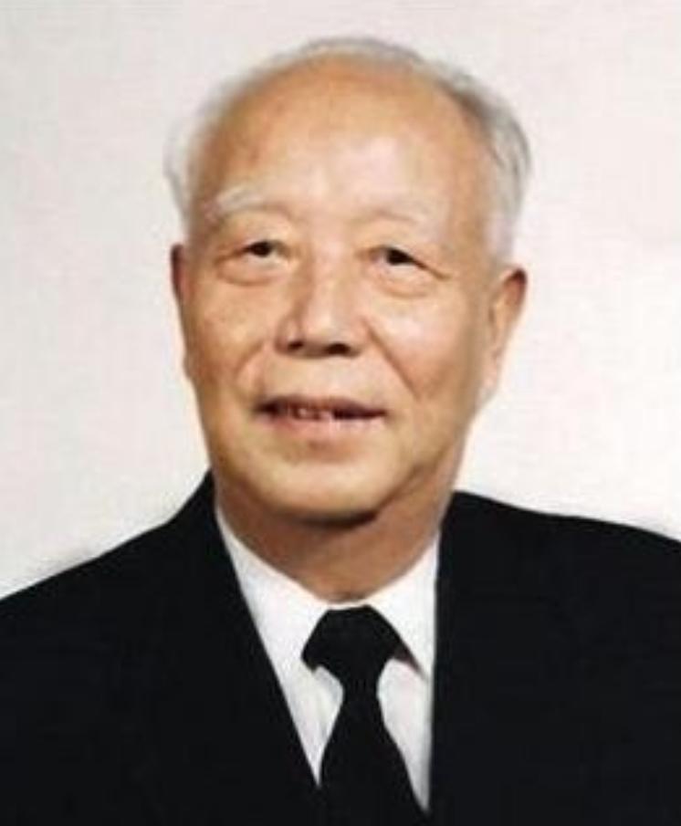 1977年，万里本来要去湖北上任，可临走前，邓公发话了，他对华国锋同志提议：“让