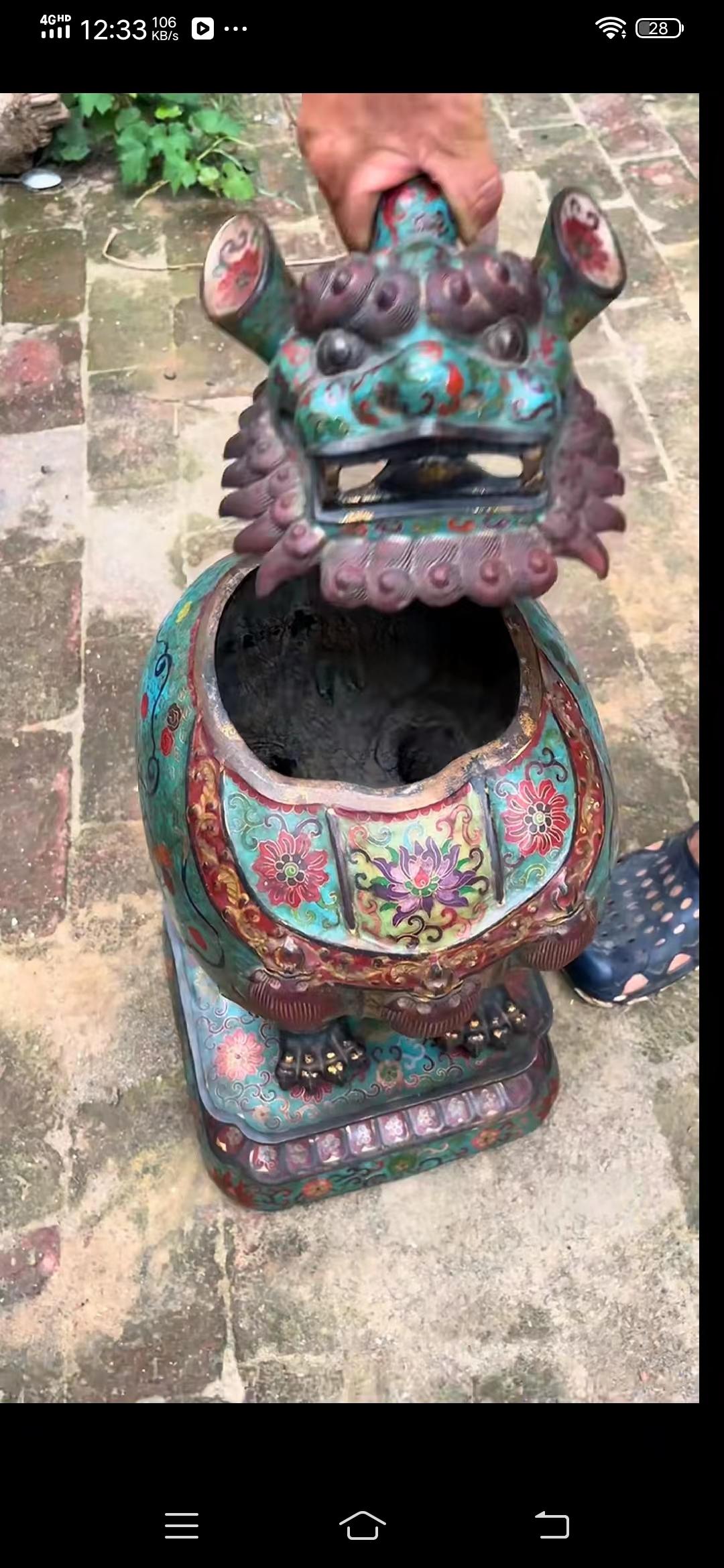 邻居家传下的一个老物件，是一件瓷器，这个造型也好看，没有破损，有40多公分高，主