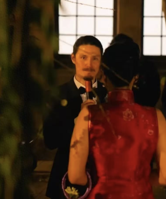 周华健混血儿子大婚新娘旗袍背影婀娜