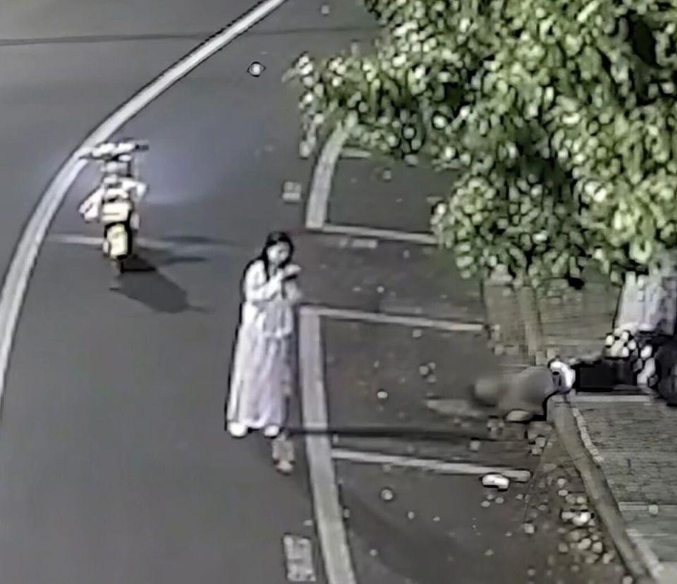 宁波救人女孩找到了：很怕，但是还想救人4月21日凌晨，宁波宁海街头，一名醉酒