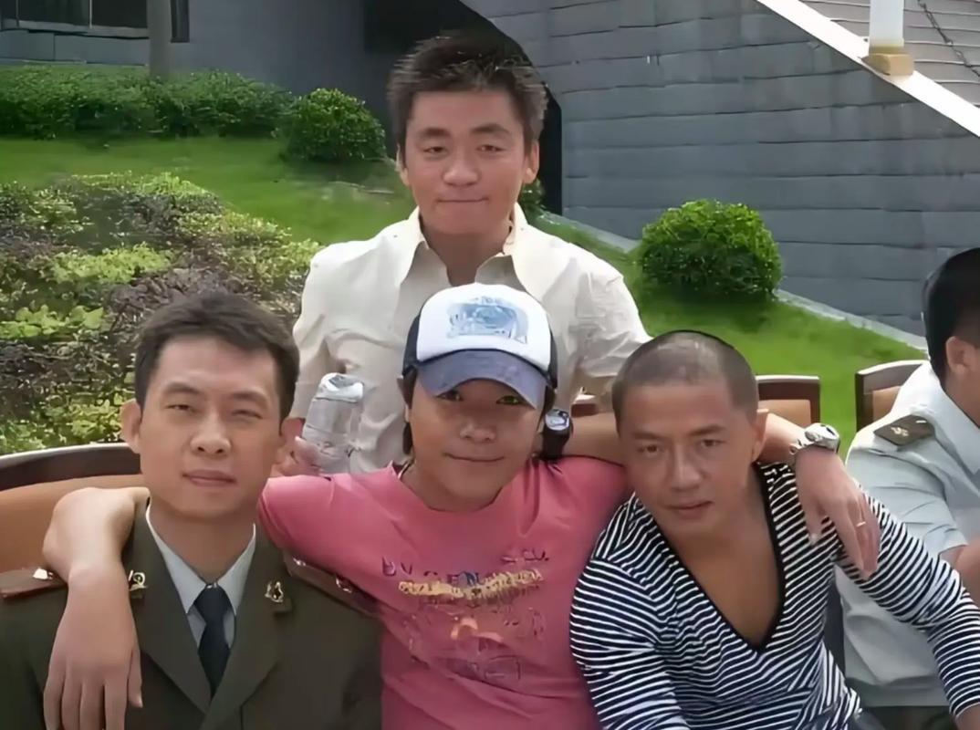 这张合照，我只认出了戎装英发、目光灼灼的张译；浓眉薄唇、略显青涩的王宝强与戴着帽